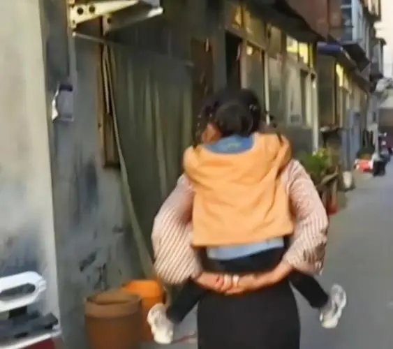 河南女子将女儿交给保姆后失联3年，此女子到底为何这么做？