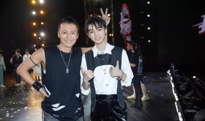 王俊凯在什么活动中祝谢霆锋菜园子无坚不摧的?