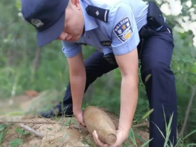 福建一男子河边捞出一枚炮弹，已交警方处理，遇到此类情况应该怎么做？