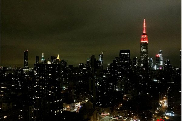 纽约帝国大厦连续21年点亮中国红，纽约帝国大厦点亮中国红的原因是什么？