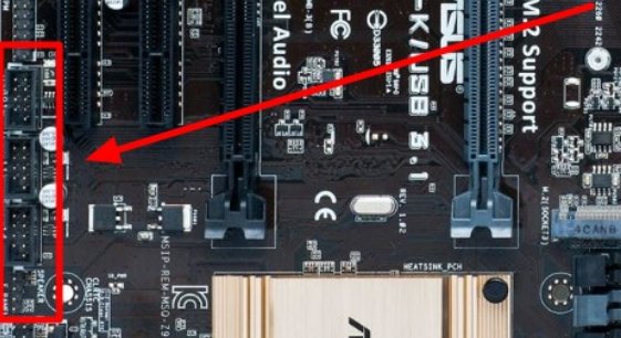 电脑主机的usb接口是插在机箱的哪里？