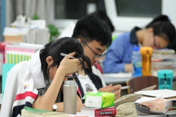 陕西西安一初三男孩被批评后腿疼不能走路,导致其不能走路的原因是什么?