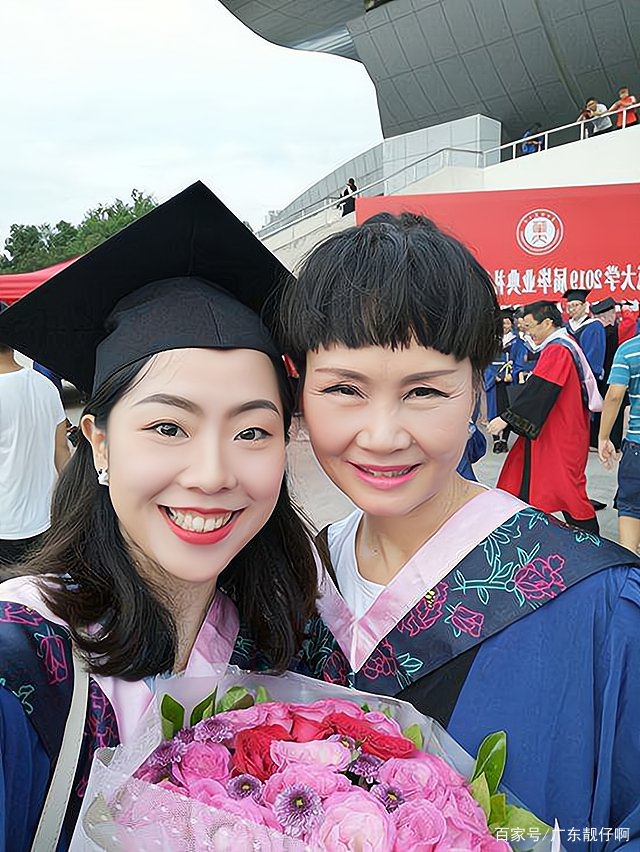 5年前，51岁母亲陪女儿考研，最后和女儿成为同学，她现在好吗？