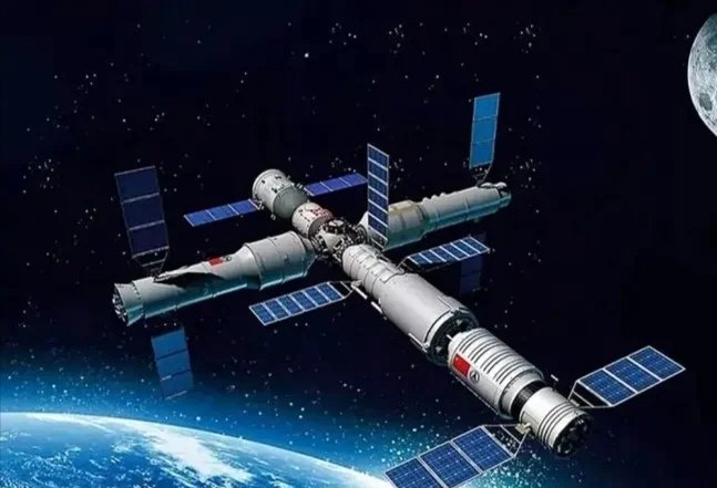 网友拍到中国空间站穿过北斗七星，空间站在太空中是如何运行的？