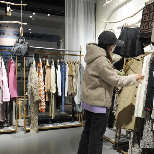 长春现“共享衣橱” 以租代买，为什么会受年轻人的青睐？