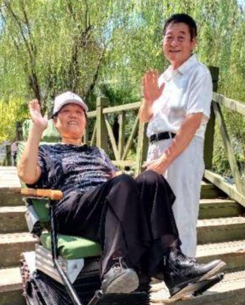 江苏70岁老人发明自动爬楼智能车,他是怎么做到的?
