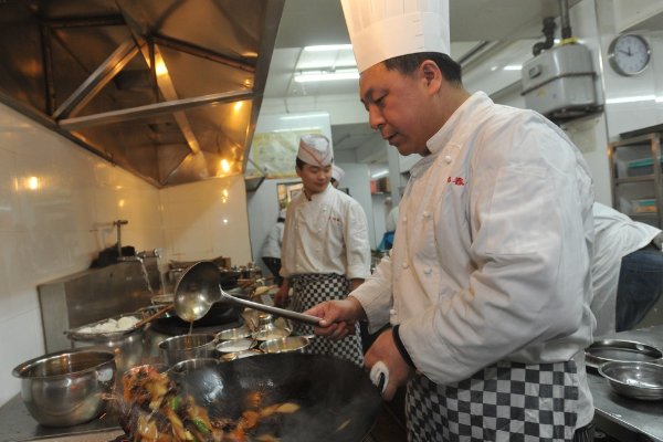 现在学厨师一年学费多少？