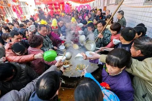 贵州一女孩晒农村婚宴却被吐槽环境差,对此你怎么看?