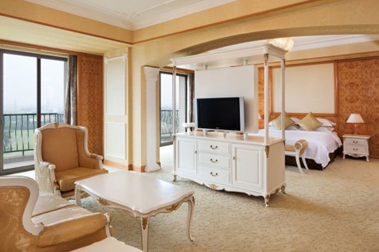 广西4名陌生男子凌晨刷卡闯入了女子房间，酒店对此事是如何回应的？