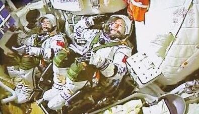 王亚平秀太空吃饺子,飘进嘴里,在太空吃东西是一种怎样的体验?