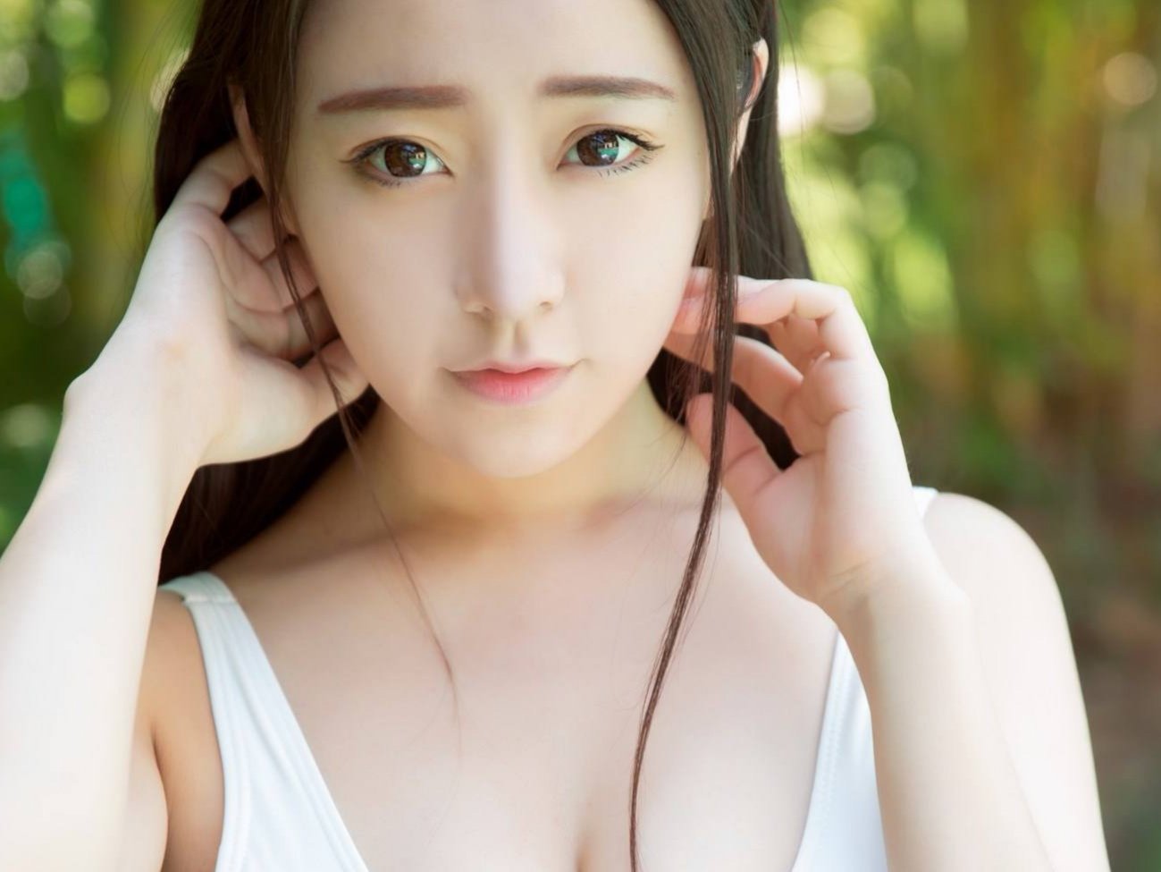 女司机开着引擎盖盲开半小时，这种行为有多危险？