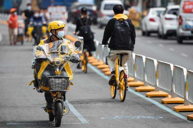 深圳一外卖小哥带被子送餐，他为何这么做？