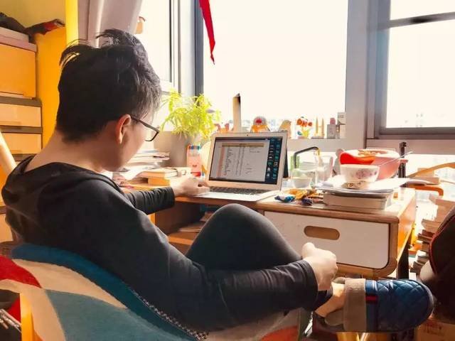 员工居家办公被公司用摄像头盯梢,你愿意居家办公吗?