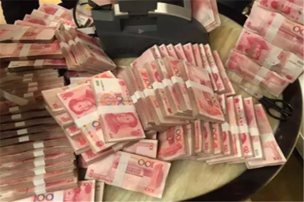 内蒙古一大哥骑马拎一麻袋现金去买房，工作人员看到后是何反应？