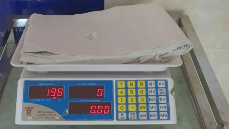 女子买1筐芒果，竟遭5斤水泥压秤，消费者遇到这种状况该怎么办？