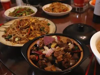 男子做上门女婿7年,委屈哭诉:吃饭都不允许上桌!你是否同情其遭遇?