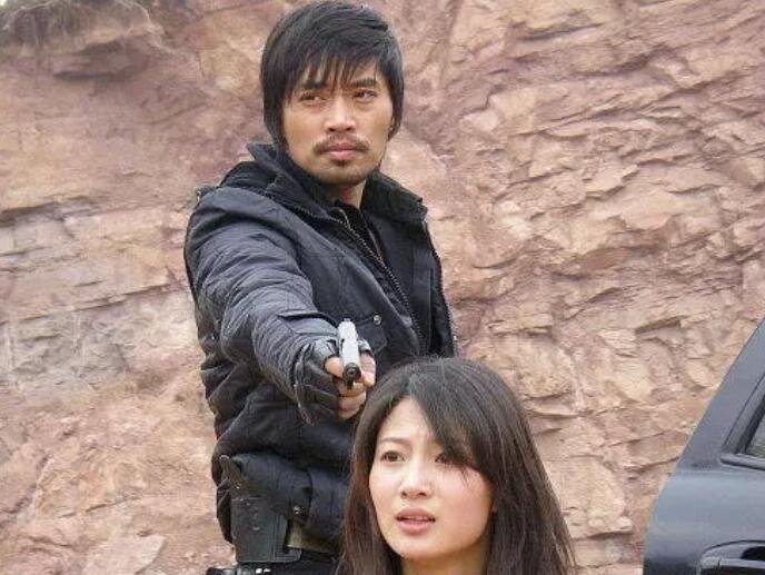 查一部里面的主角名叫“山鹰和秃鹰···”连续剧