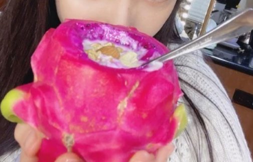 关晓彤火龙果捞酸奶,酸奶有许多种吃法,你一般喜欢怎么吃?