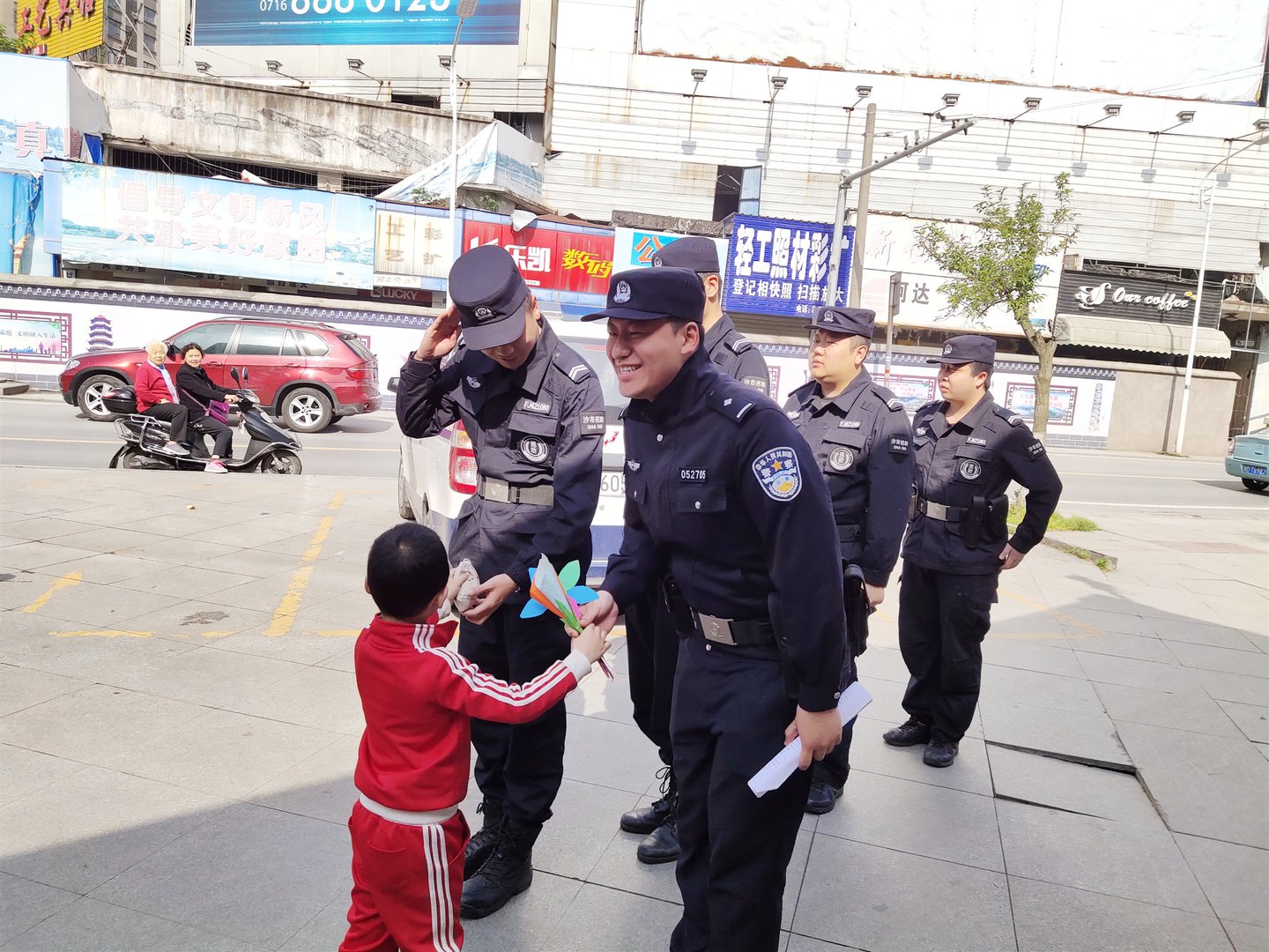 湖北一小男孩偷十块钱被爸爸送到派出所,这位父亲的做法可取吗?