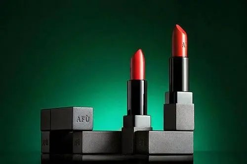 小伙偷合租女同事口红送女友：经济不太宽裕！该不该和其分手？