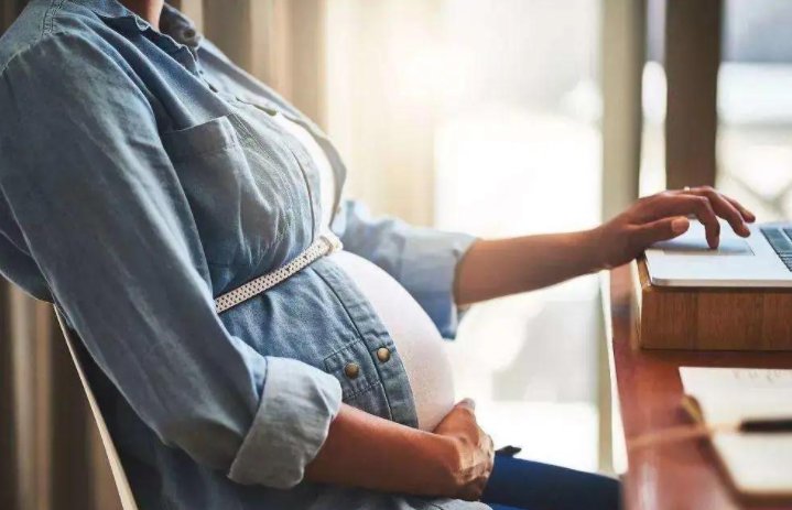 女员工怀孕生子休80天假，公司以什么原因开除？