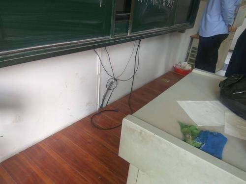 武汉一高校多名学生反映宿舍长期断电，校方是否存在违约用电行为？