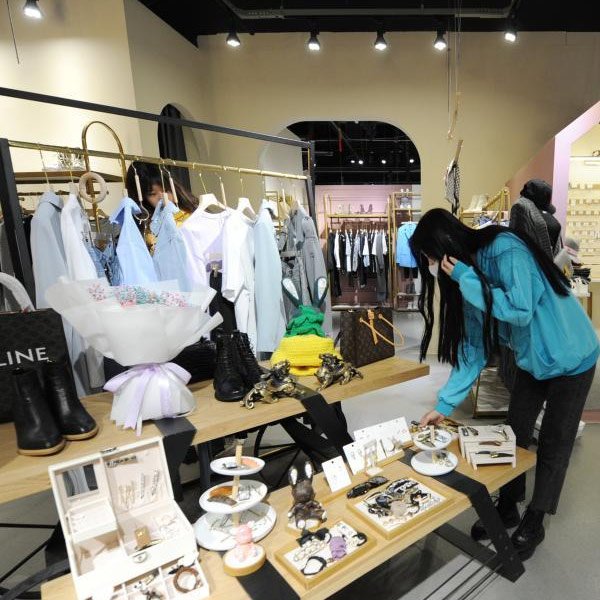 长春现“共享衣橱” 以租代买，为什么会受年轻人的青睐？