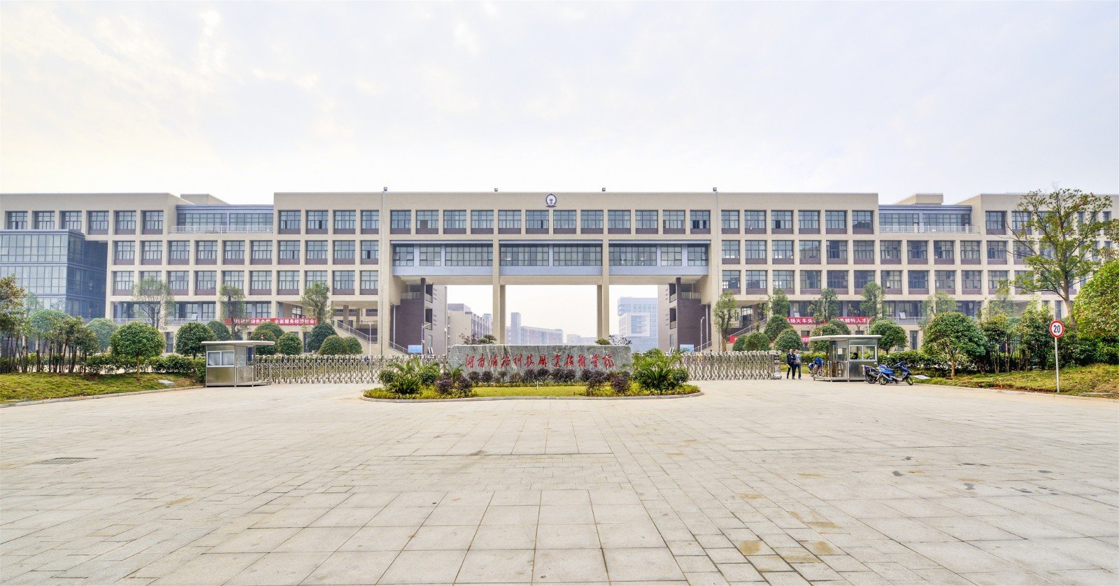 株洲铁路职业技术学校学费多少啊？