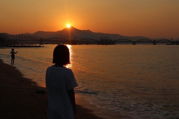 男生有哪些表现，说明他在偷偷喜欢你？