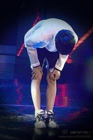 华晨宇在酒吧吸烟的照片被曝光，作为公众人物，此举带来了什么影响？