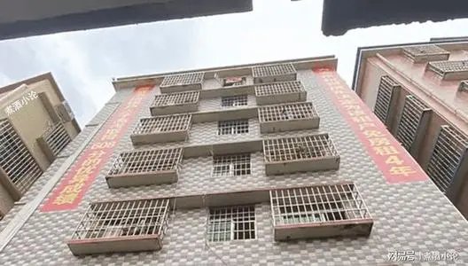 关于为高考608分租户免租4年这件事，房东是如何回应此事的？