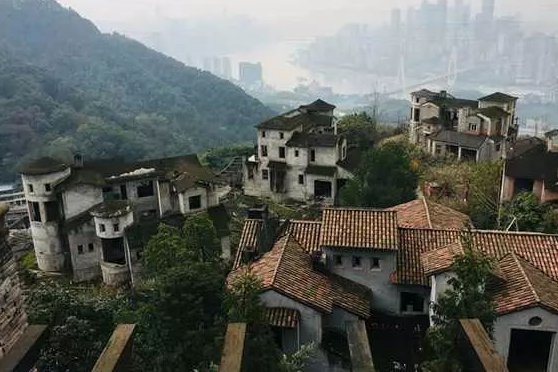 重庆南山豪华别墅群变鬼城是怎么回事?