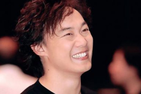 “你会不会突然出现 在街角的咖啡店”出自徐志摩的哪首诗？