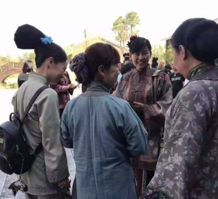 沈阳一名校毕业姑娘不当白领当群演,当群演有出路吗?