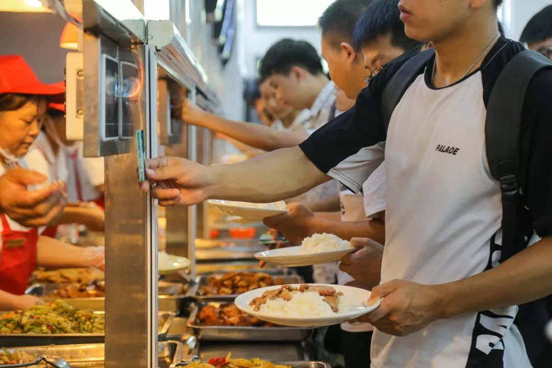 广西一学校六菜一汤自助餐只需5.5元,你觉得这个价格怎么样?