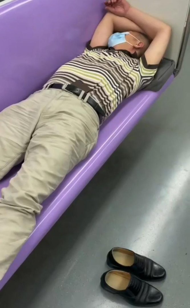 武汉一大妈横躺地铁座位吃馍，把垃圾扔地上，这位大妈为何会这么做？