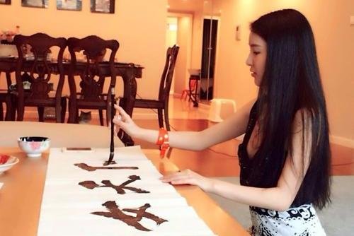 郭美美又炫富?住5万一晚酒店,44万手镯,她做什么有这么高的收入?