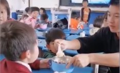 老师给满分学生喂饭，此行为会不会给学生造成错误的导向？