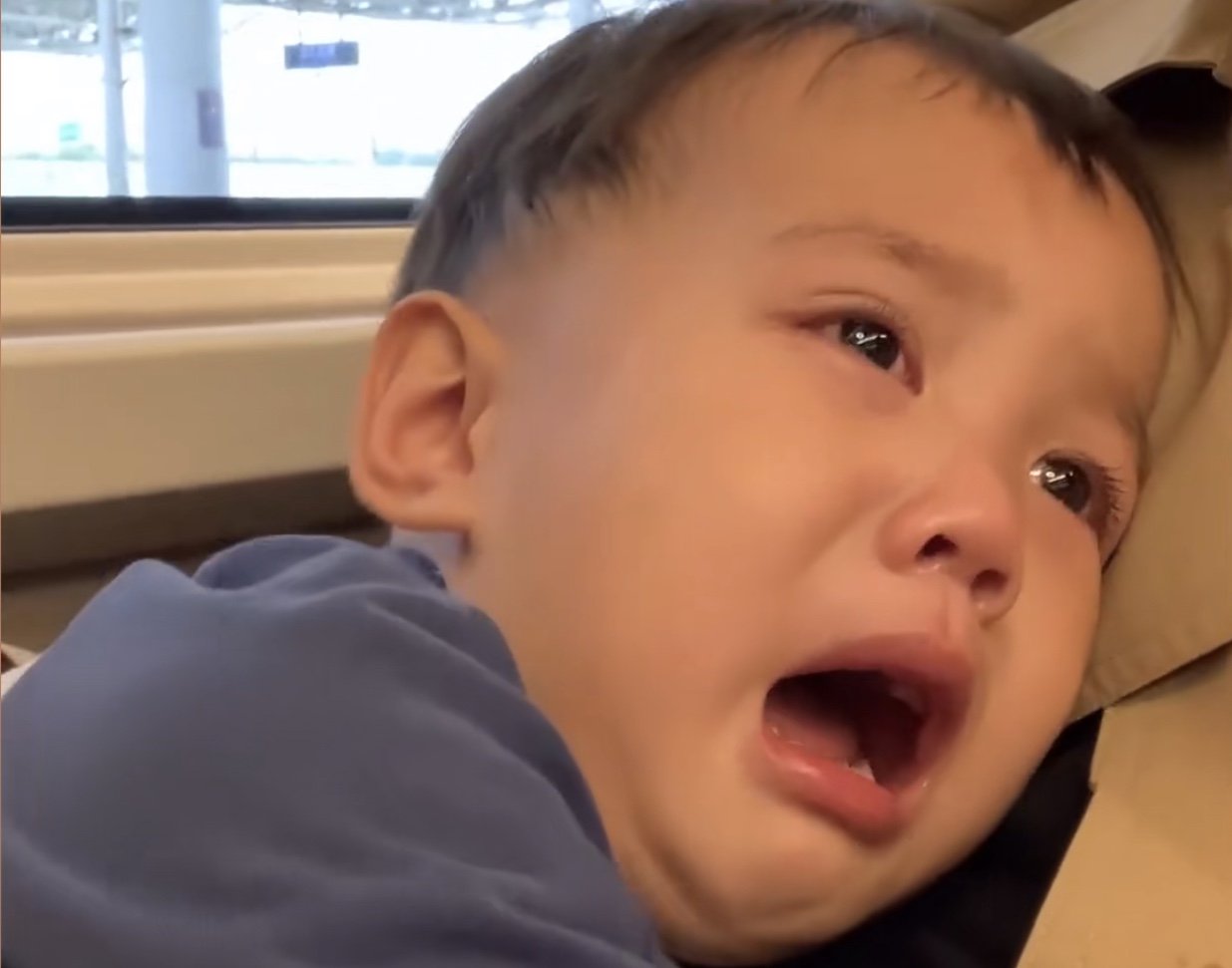 山东一萌娃坐高铁与漂亮姐姐成为朋友，这个孩子的社交能力有多强？