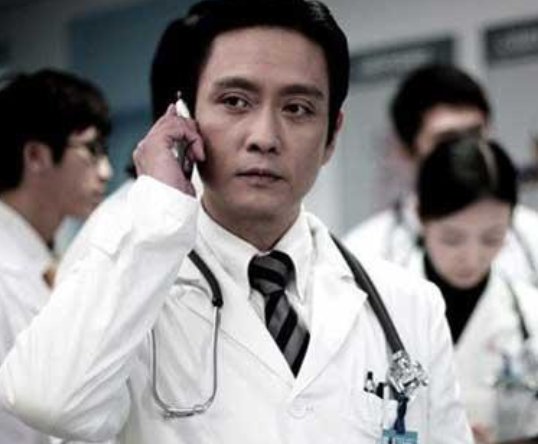 他力压张国荣拿下影帝,与妻子相恋30年零绯闻,56岁现状如何呢?