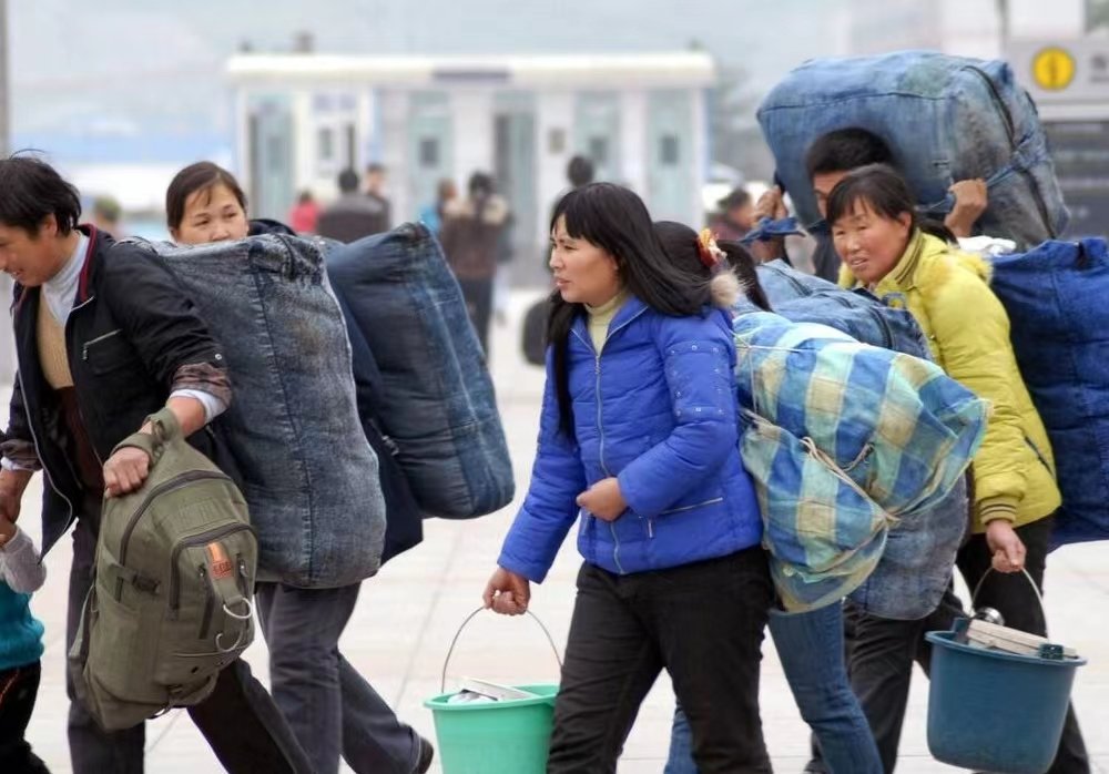 男子晒“空中阁楼”出租房，回家需要手动搭梯子！年轻人为何喜欢外出打拼？