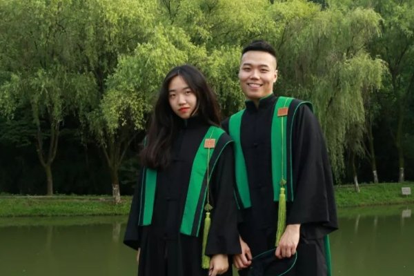 学士的披肩有不同的颜色代表