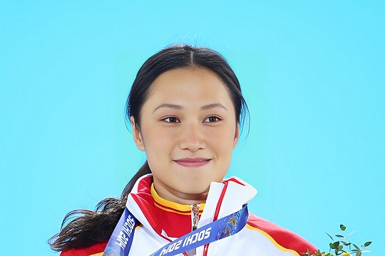 我国在冬季奥运会上获得第一枚速度滑冰金牌的是