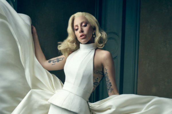 LadyGaga演唱会现场爬到男粉丝身上唱歌，结果发生了什么样事情？