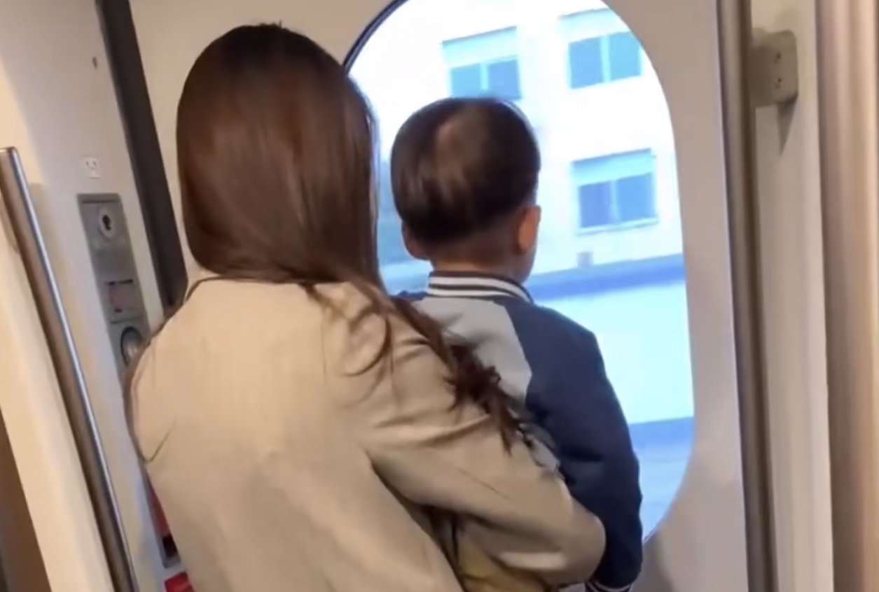 山东一萌娃坐高铁与漂亮姐姐成为朋友，这个孩子的社交能力有多强？