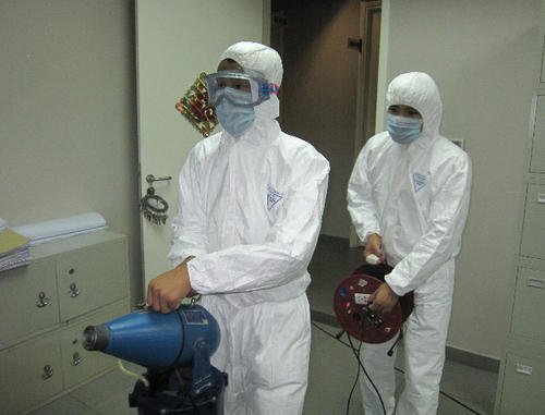 女孩踩点上班被保安大爷追着消毒，遭到了网友怎样的调侃？