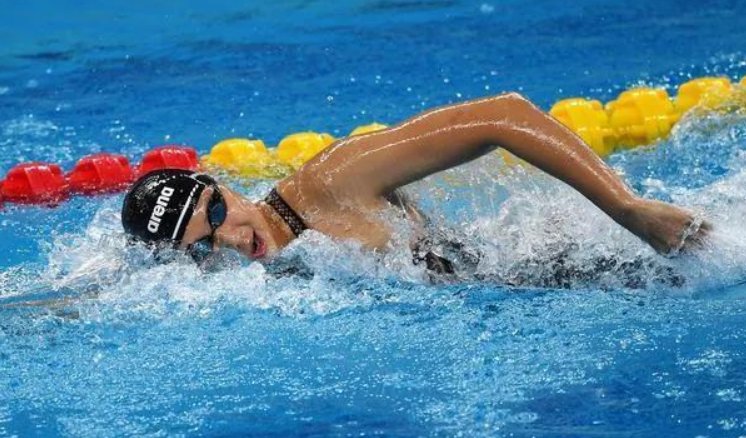 对于比赛成绩需要由体测决定一事，人民日报是如何评论的？