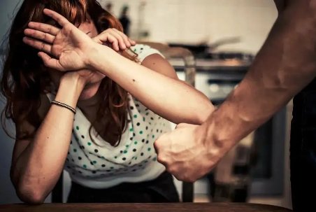 四川一怀孕女子被男子拖入电梯，该男子的行为在法律中如何定性？