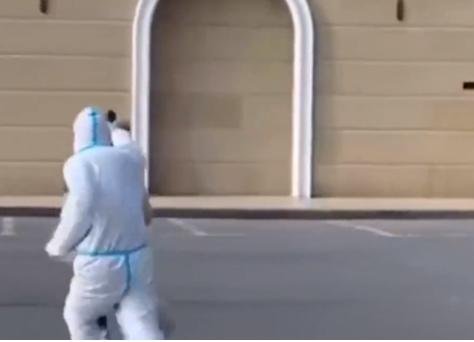 女孩踩点上班被保安大爷追着消毒，遭到了网友怎样的调侃？