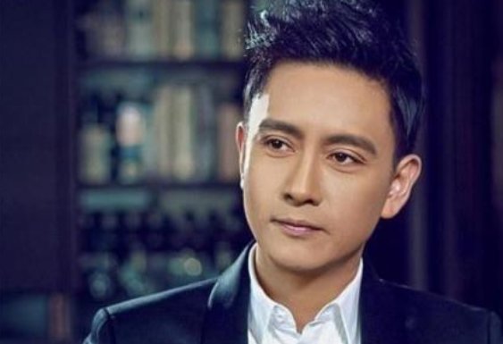 他力压张国荣拿下影帝，与妻子相恋30年零绯闻，56岁现状如何呢？